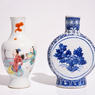 Een Chinese famille rose vaas, Yongzheng, en een blauw-wit pelgrimsflesje, 19/20e eeuw