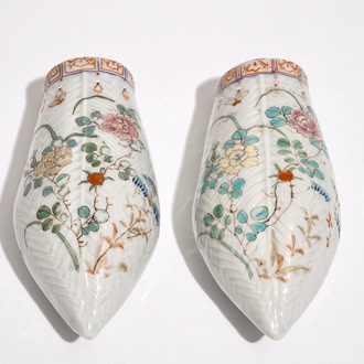 A pair of Chinese famille rose wall pocket vases, 18/19th C.