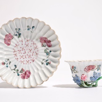 Une tasse et soucoupe en porcelaine de Chine famille rose à décor en relief, Yongzheng