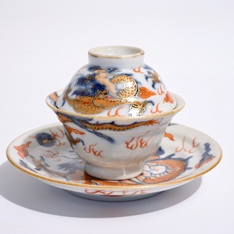 A Chinese Imari-style covered cup and saucer with dragons, Kangxi