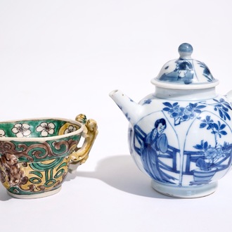 Een blauw-witte Chinese theepot met lange Lijzen en een verte biscuit libatie beker, Kangxi