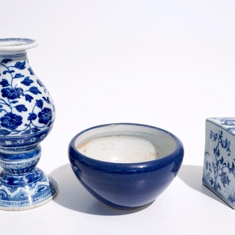 Un vase d'autel en porcelaine de Chine bleu et blanc, marque de Qianlong, un cachet triangulaire et un bol monochrome, 19/20ème