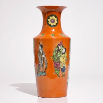Un vase de forme rouleau en porcelaine de Chine famille rose sur fond corail, 20ème
