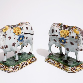 Une paire de grands modèles de vaches en faïence de Delft polychrome, 18ème