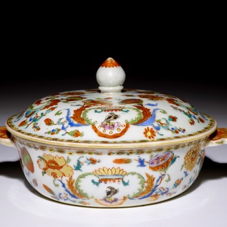 Une écuelle couverte en porcelaine de Chine à décor "Pompadour", vers 1745