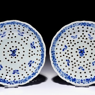 Une paire d'égouttoirs en porcelaine de Chine bleu et blanc d'après un modèle en Delft, Qianlong