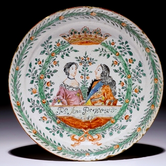 Une assiette orangiste en faïence de Delft polychrome aux portraits royales, datée 1741