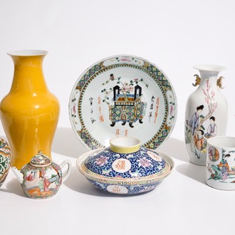 A varied lot of Chinese famille rose, verte and monochrome porcelain, 19/20th C.