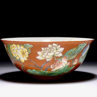 Un bol en porcelaine de Chine à décor falangcai sur fond corail, marque Yuzhi en bleu, 19/20ème