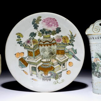 A Chinese qianjiang cai dish with antiquities design and two wall pocket vases, 19/20th C.