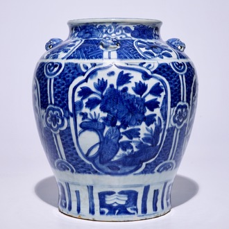 Een grote Chinese blauw-witte vaas, Ming, Wanli