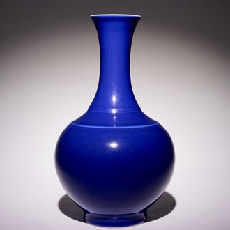 Un vase de forme bouteille en porcelaine de Chine monochrome bleu, marque et époque de Guangxu