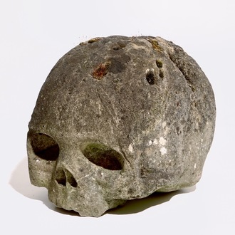 Un grand modèle d'un crâne ou Memento Mori en pierre calcaire sculptée, 16ème
