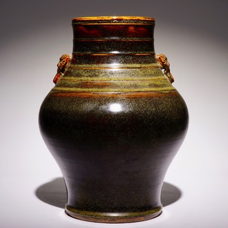 Un vase de forme hu en porcelaine de Chine monochrome poudre de thé, marque de Qianlong, 19ème