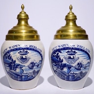 Une paire de pots à tabac en faïence de Delft avec inscription "Het Wapen van Zeeland", 18ème