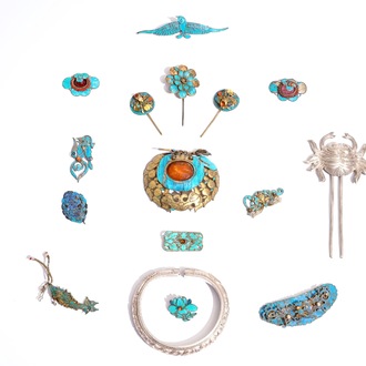 A collection of Chinese silver and kingfisher feather brooches and pins, 19/20th C.