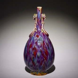 Een monochrome Chinese flambé glazuur flesvormige vaas met draken, 19e eeuw