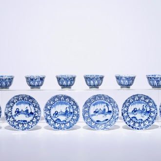 Zes Chinese blauw-witte koppen en schotels met figuren in een tuin, Kangxi