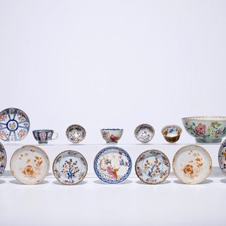 Un lot de cinq tasses et soucoupes, deux assiettes et un bol en porcelaine de Chine, Qianlong