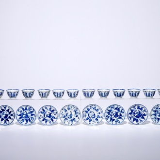 Twaalf Chinese blauw-witte koppen en schotels met lange Lijzen, Kangxi