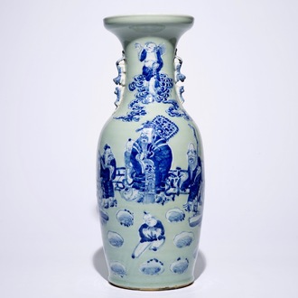 Een Chinese vaas met blauw-wit decor van onsterfelijken op celadon fondkleur, 19e eeuw