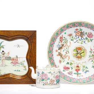 Une plaque, un plat et une théière en porcelaine de Chine famille rose, 19ème
