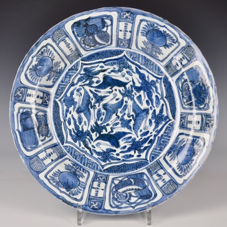 Un plat aux grues en porcelaine de Chine bleu et blanc de type Kraak, Ming, Wanli