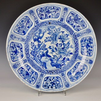 Un plat aux oiseaux en porcelaine de Chine bleu et blanc de type Kraak, Ming, Wanli