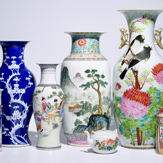 Cinq vases, un pot à pinceaux et une théière en porcelaine de Chine famille rose et bleu et blanc, 19/20ème