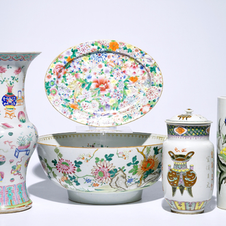 Un bol, un plat ovale et trois vases en porcelaine de Chine famille rose, 18/20ème