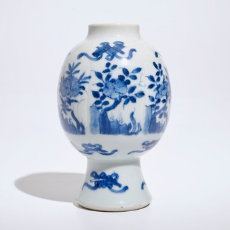 Un vase en porcelaine de Chine bleu et blanc à décor floral, Kangxi