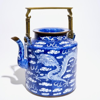 A large Chinese blue and white 'dragons' teapot, 19/20th C.