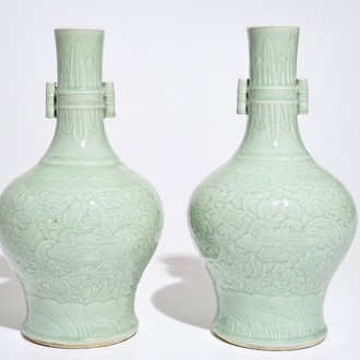 Une paire de vases en porcelaine de Chine céladon à décor incisé, 19ème