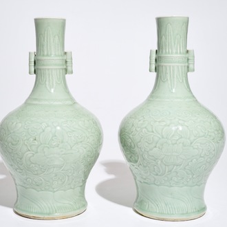 Een paar Chinese celadon pijpenkopvazen met onderglazuur decor, 19e eeuw