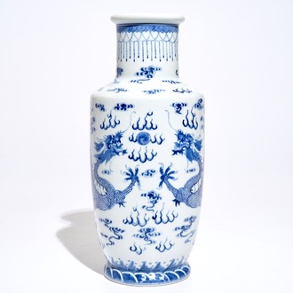 A Chinese blue and white rouleau vase with dragons, 19/20th C.