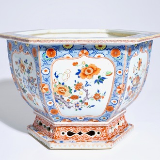 A Chinese hexagonal verte-Imari jardiniere, Yongzheng