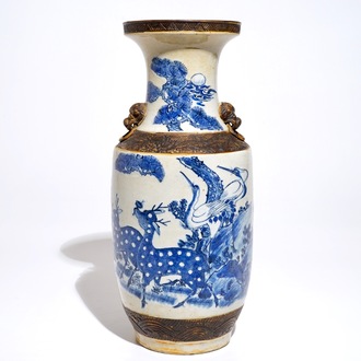 A Chinese Nanking blue and white on crackle-ground vase with deers, 19th C.