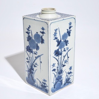 A Japanese Arita blue and white square canister with floral design, 17/18th C.