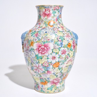 Un vase millefleurs de forme hu en porcelaine de Chine famille rose, marque de Qianlong, 19/20ème