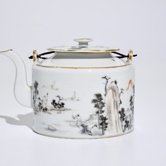 Une théière en porcelaine de Chine qianjiang cai, marque de Tongzhi, 19/20ème