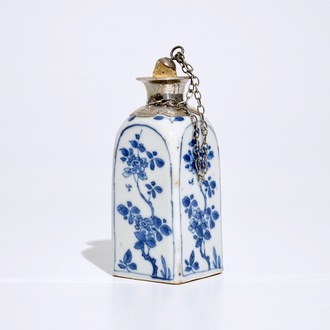 Een vierkante Chinese blauwwitte fles met zilveren montuur, Kangxi