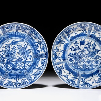 Deux assiettes en porcelaine de Chine bleu et blanc d'après un modèle en Delft, Kangxi