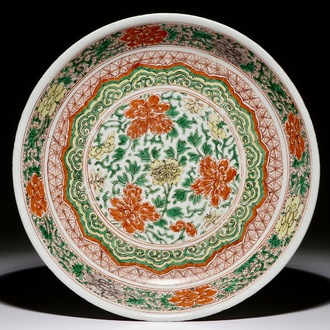 Un plat en porcelaine de Chine wucai à décor de pivoines, Kangxi