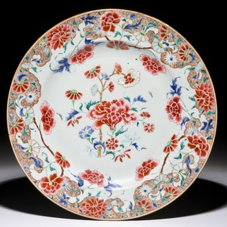 A Chinese famille rose charger with floral design, Yongzheng/Qianlong