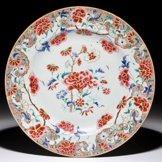 Een Chinese famille rose schotel met floraal decor, Yongzheng/Qianlong