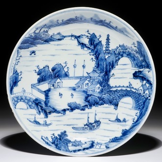 Une assiette en porcelaine de Chine bleu et blanc à décor d'un paysage, Kangxi