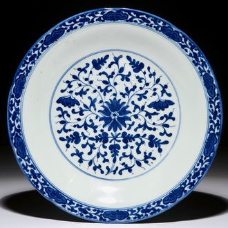 Een Chinees blauwwit bord met gestileerd floraal decor, Qianlong merk en periode, minyao