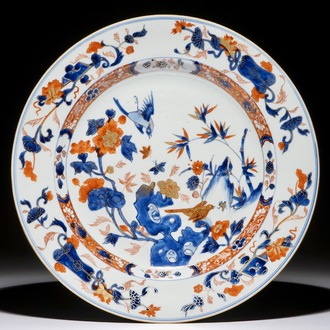 Een Chinese Imari-stijl schotel met vogels in een landschap, Kangxi