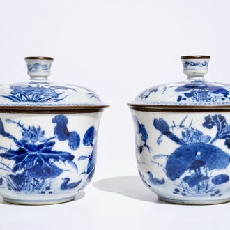 Een paar Chinese blauwwitte "Bleu de Hue" dekselkommen voor de Vietnamese markt, Yu merk, 19/20e eeuw