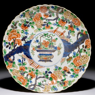 Un plat polylobé en porcelaine de Chine verte-Imari pour le marché japonais, Kangxi